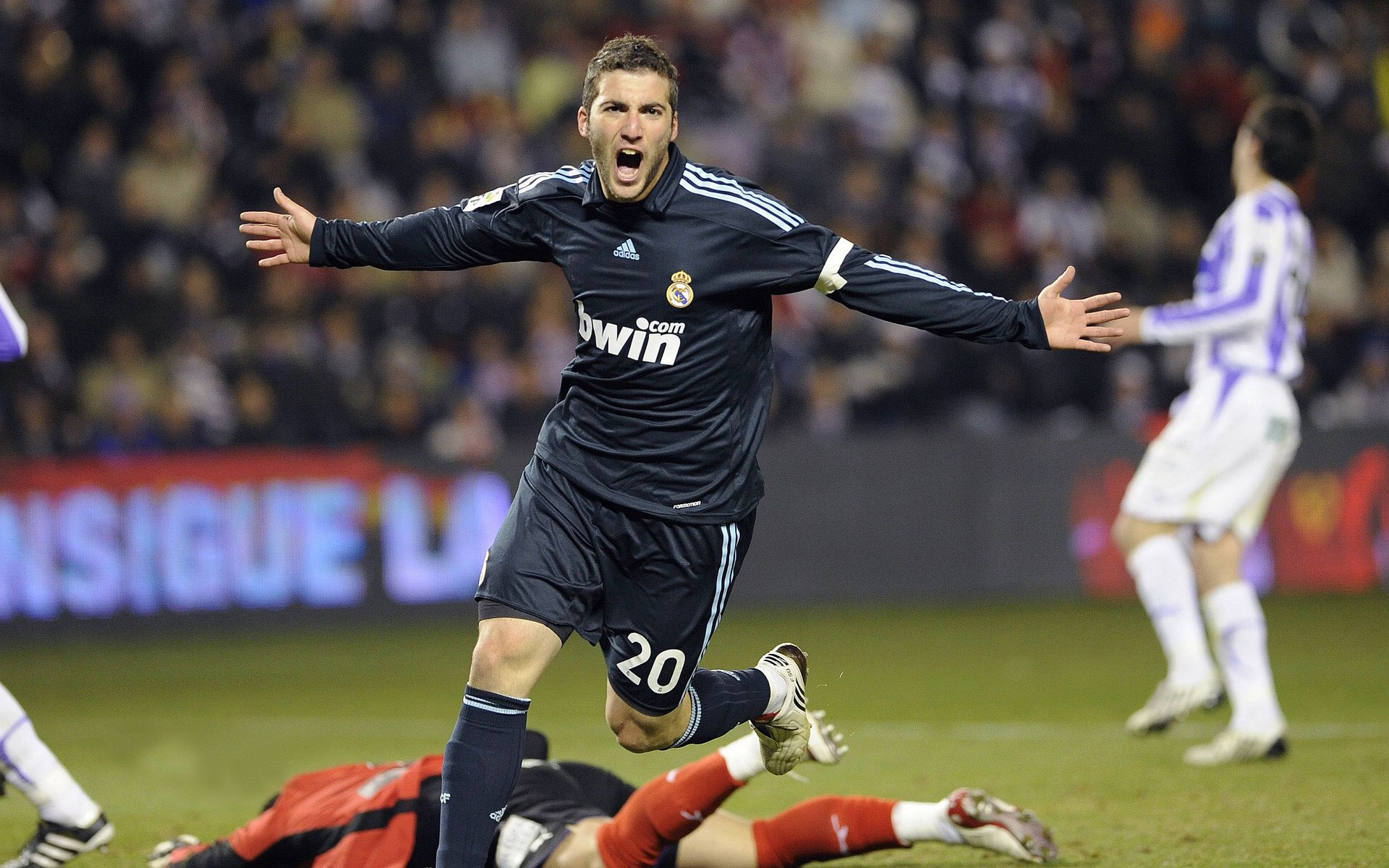 塞内加尔队把滑铲踢成花滑，裁判不敢吹！，塞内加尔女子摔跤