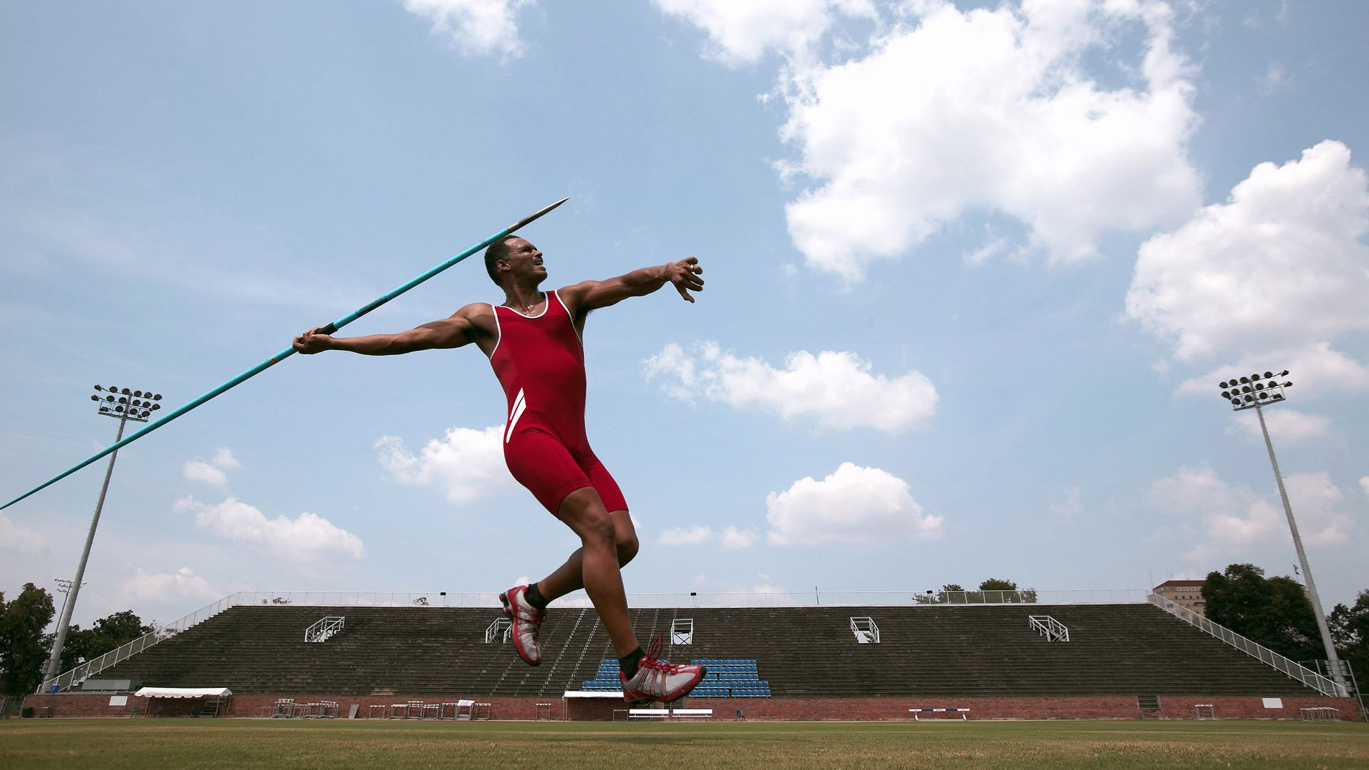中国选手邓雅文在巴黎奥运会资格系列赛上海站小轮车自由式女子公园赛决赛中表现出色。
